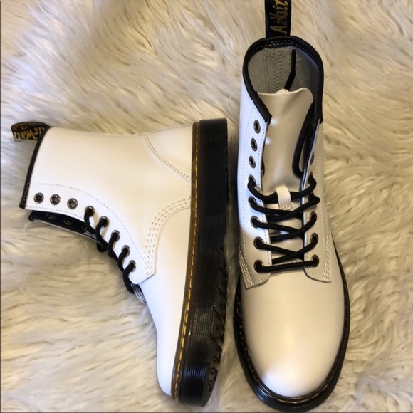NWTWhite Dr Martens Airwair w/ bouncing sole boots - Picture 3 of 8